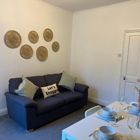 Kitchener - Wonderful 2-Bedroom Apt Sleeps 5 Free Parking Free Wifi Gateshead Esterno foto