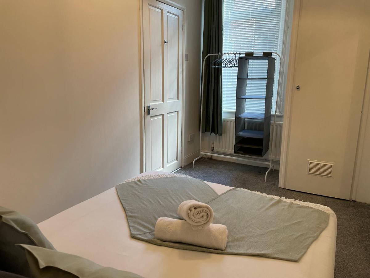 Kitchener - Wonderful 2-Bedroom Apt Sleeps 5 Free Parking Free Wifi Gateshead Esterno foto