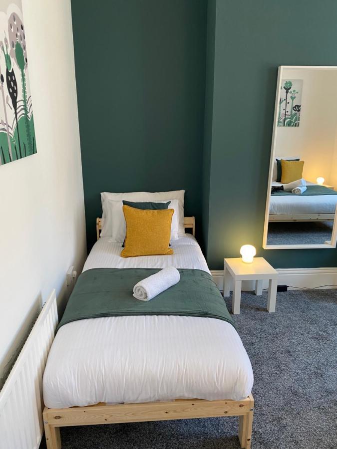 Kitchener - Wonderful 2-Bedroom Apt Sleeps 5 Free Parking Free Wifi Gateshead Esterno foto