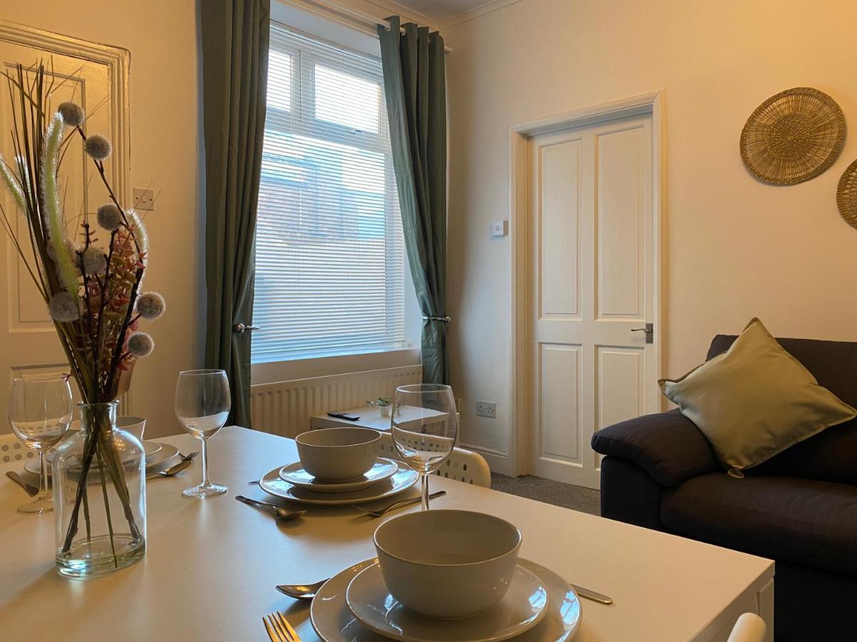 Kitchener - Wonderful 2-Bedroom Apt Sleeps 5 Free Parking Free Wifi Gateshead Esterno foto