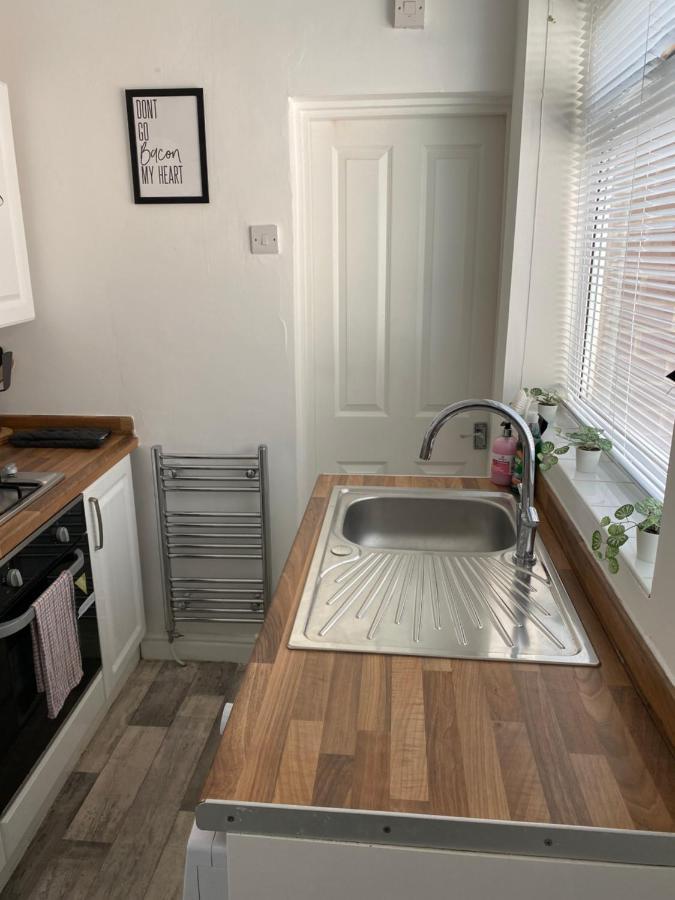 Kitchener - Wonderful 2-Bedroom Apt Sleeps 5 Free Parking Free Wifi Gateshead Esterno foto