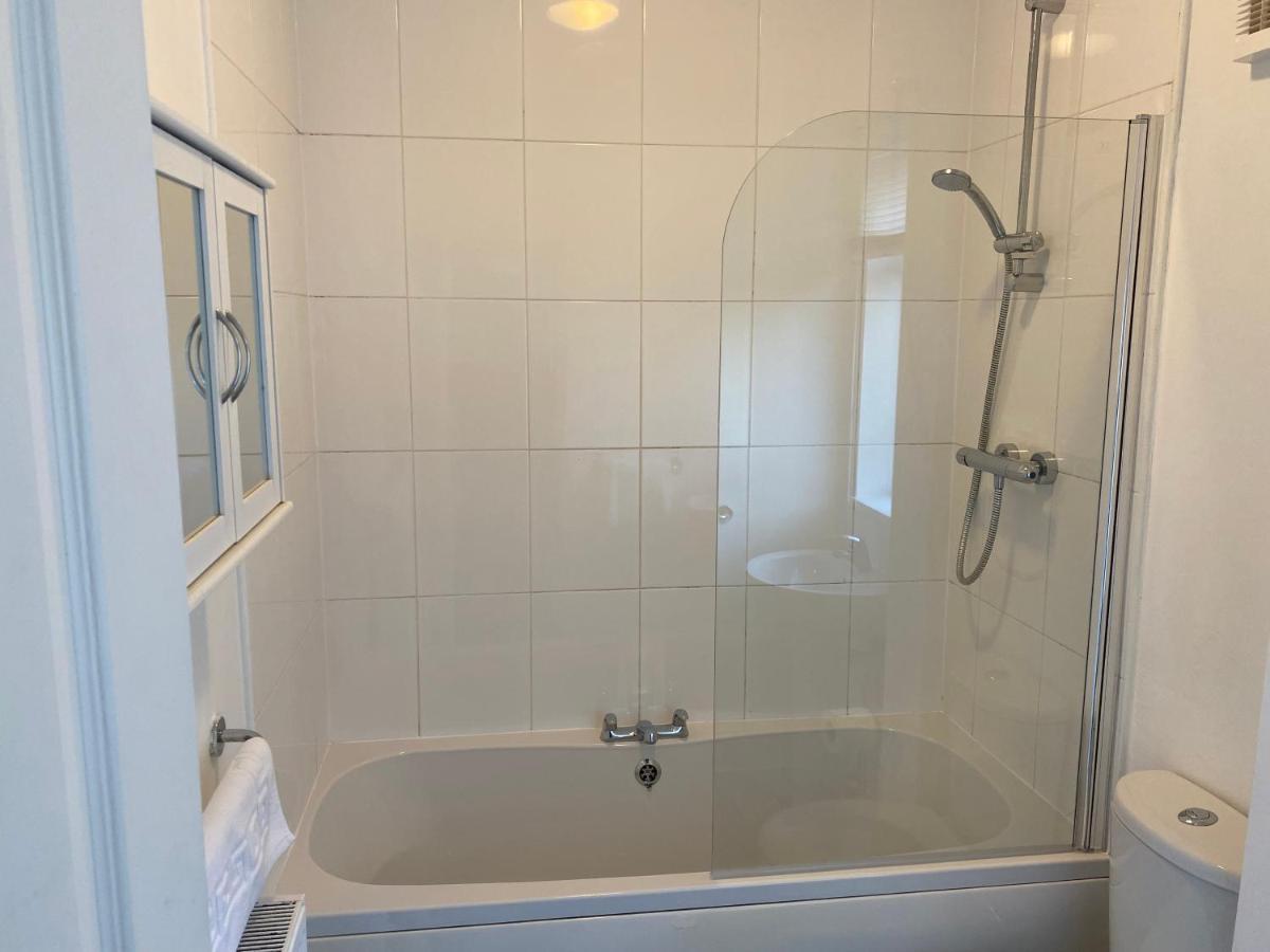 Kitchener - Wonderful 2-Bedroom Apt Sleeps 5 Free Parking Free Wifi Gateshead Esterno foto